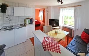 eine Küche und ein Wohnzimmer mit einem Sofa und einem Tisch in der Unterkunft Stunning Apartment In Korswandt-usedom With Kitchen in Korswandt