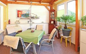 patio ze stołem i krzesłami w pokoju w obiekcie Amazing Home In Rheinsberg Ot Kagar With Kitchen w mieście Kagar
