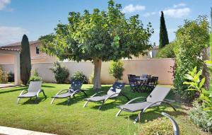 un grupo de sillas en un patio con un árbol en La Villa De Sacha, en Vedène