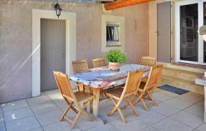 una mesa con sillas y una maceta en un patio en La Villa De Sacha, en Vedène