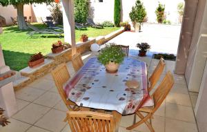 una mesa y sillas en un patio en La Villa De Sacha, en Vedène 18 fotos más