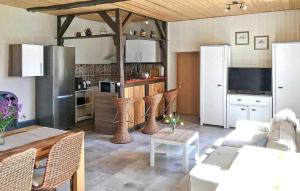 uma cozinha e sala de estar com um sofá e uma mesa em Awesome Apartment In Mirow Ot Roggentin With Wifi em Roggentin