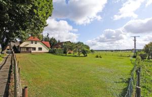 um campo com uma casa e uma cerca em Awesome Apartment In Mirow Ot Roggentin With Wifi em Roggentin