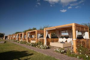 una fila de pabellones de madera en un parque en THE FARM LODGES & Private pool en Marrakech