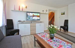 a living room with a tv and a coffee table at 3 Bedroom Cozy Home In Blankensee Ot Watzkend in Blankensee