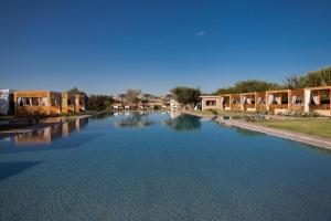 Un río con casas a un lado. en THE FARM LODGES & Private pool, en Marrakech