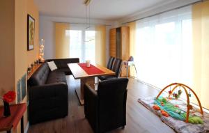 - un salon avec un canapé et une table dans l'établissement 3 Bedroom Cozy Home In Wolgast-mahlzow, à Wolgasterfähre