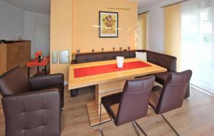- une salle à manger avec une table et des chaises dans l'établissement 3 Bedroom Cozy Home In Wolgast-mahlzow, à Wolgasterfähre