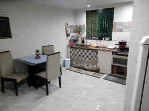 Kuchyň nebo kuchyňský kout v ubytování Quarto,cozinha,banheiro e área externa compartilhada