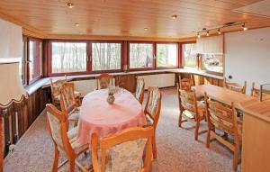 een eetkamer met een tafel, stoelen en ramen bij Amazing Home In Rheinsberg Ot Kagar With Wifi in Kagar