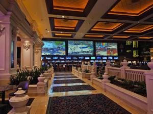 un vestíbulo con varias pantallas grandes en un casino en Executive Unit by Mandalay Casino at Strip Las Vegas en Las Vegas