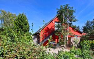 een rood huis met een rood dak bij 1 Bedroom Beautiful Apartment In Grnow in Blankensee