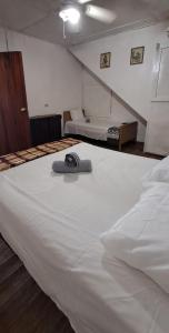 ein großes weißes Bett mit einem Hut darüber in der Unterkunft Paraíso frente al Mar. in Carenero