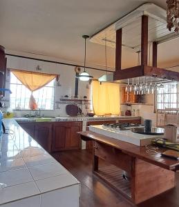 una gran cocina con armarios de madera y una gran isla en Paraíso frente al Mar. en Carenero