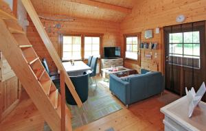 ein Wohnzimmer mit einer Treppe in einem Blockhaus in der Unterkunft Lovely Home In Gro Nemerow With Wifi in Groß Nemerow