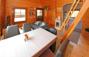 ein Esszimmer und ein Wohnzimmer mit einem Tisch und Stühlen in der Unterkunft Lovely Home In Gro Nemerow With Wifi in Groß Nemerow