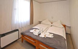 a bedroom with a bed with towels on it at Fh Brombeere in Warenthin