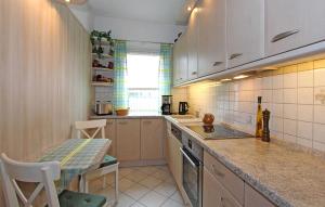 uma cozinha com um balcão e uma mesa em Beautiful Home In Wolgast-mahlzow With Wifi em Wolgasterfähre