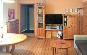 TV a/nebo společenská místnost v ubytování 2 Bedroom Cozy Apartment In Silz