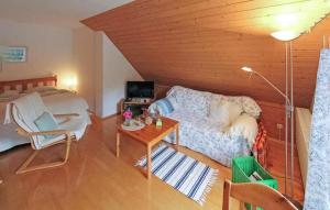 uma sala de estar com um sofá e uma mesa em Nice Apartment In Waren mritz With Kitchen em Kolonie Ecktanne