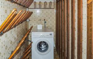 a laundry room with a washing machine and baseball bats at Stunning Apartment In Ramsau Am Dachstein With 7 Bedrooms And Sauna in Ramsau am Dachstein