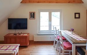 ein Esszimmer mit einem Tisch und einem TV in der Unterkunft 1 Bedroom Nice Apartment In Raduhn in Raduhn