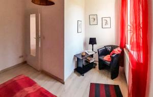 a living room with a black chair and a table at Beautiful Apartment In Klocksin With Kitchen in Klocksin