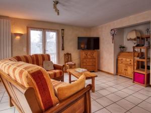 a living room with a couch and a tv at Chalet Samoëns, 5 pièces, 10 personnes - FR-1-642-3 in Samoëns