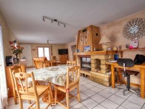 een eetkamer met een tafel en een open haard bij Chalet Samoëns, 5 pièces, 10 personnes - FR-1-642-3 in Samoëns