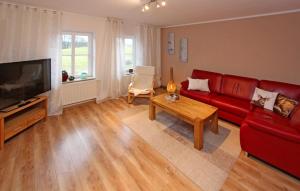 - un salon avec un canapé rouge et une table dans l'établissement Cozy Apartment In Userin With Lake View, à Userin