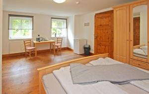 1 dormitorio con 1 cama y 1 mesa con sillas en 1 Bedroom Stunning Apartment In Ankershagen Ot Friedri, 