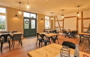 un restaurante con mesas y sillas y una puerta verde en 1 Bedroom Stunning Apartment In Ankershagen Ot Friedri, 