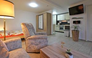 Gorgeous Apartment In Hohen Sprenz With Kitchen tesisinde bir oturma alanı