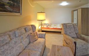 uma sala de estar com um sofá e uma cama em Gorgeous Apartment In Hohen Sprenz With Kitchen em Hohen Sprenz