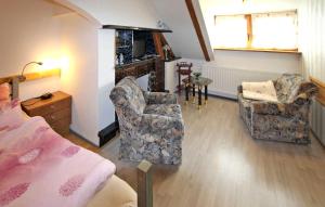 1 dormitorio con 1 cama, 2 sillas y chimenea en Amazing Apartment In Meiersberg With Kitchen, en Meiersberg