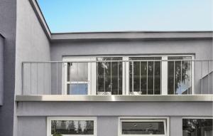 - Edificio con balcón con ventanas en Amazing Home In Neubrandenburg With Wifi, en Neubrandenburg