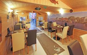 a restaurant with a dining room with tables and chairs at Gorgeous Apartment In Greifswald-wieck With Wifi in Wieck