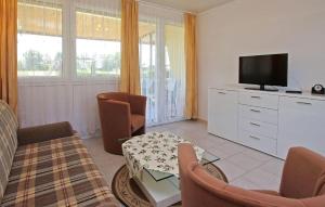 uma sala de estar com um sofá e uma televisão em 2 Bedroom Nice Home In Blankensee Ot Wanzka 