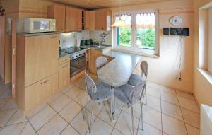 uma cozinha com uma mesa e cadeiras em Amazing Home In Torgelow Am See With Lake View em Torgelow am See