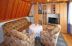 uma sala de estar com um sofá e duas cadeiras e uma mesa em 2 Bedroom Pet Friendly Home In Zettemin Ot Rtzenfeld em Varchentin