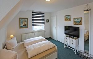 uma sala de estar com um sofá e uma televisão em Stunning Apartment In Heringsdorf seebad With Kitchen em Bansin