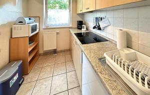 una cocina con fregadero y encimera en Ferienhaus Zinnowitz Seebad, en Zinnowitz