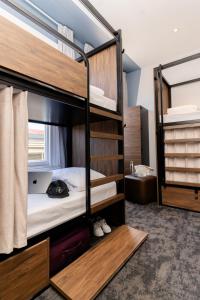 Zimmer mit 2 Etagenbetten in einem Zimmer in der Unterkunft Haka House Christchurch in Christchurch