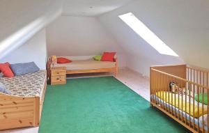 Cette chambre mansardée comprend 2 lits superposés et de la moquette verte. dans l'établissement Amazing Home In Lbberstorf With Kitchen, à Lübberstorf