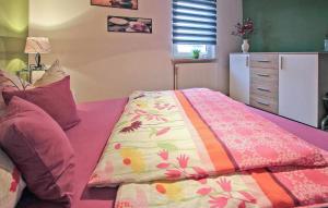 een bed met een kleurrijke deken erop bij Amazing Home In Fuhlendorf With Kitchen in Fuhlendorf
