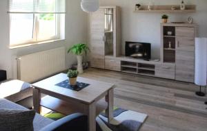 - un salon avec une table et une télévision dans l'établissement 2 Bedroom Stunning Home In Mirow, à Mirow