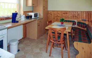 une cuisine avec une table en bois, une table et des chaises dans l'établissement 2 Bedroom Stunning Home In Mirow, à Mirow