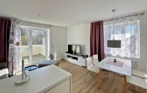 - un salon avec une table et une télévision dans l'établissement 2 Bedroom Stunning Apartment In Poseritz, à Poseritz