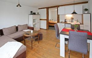 ein Wohnzimmer mit einem Sofa und einem Tisch in der Unterkunft Lovely Apartment In Mirow With Wifi in Mirow