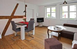 ein Wohnzimmer mit einem Tisch, Stühlen und einem Sofa in der Unterkunft Lovely Apartment In Mirow With Wifi in Mirow
